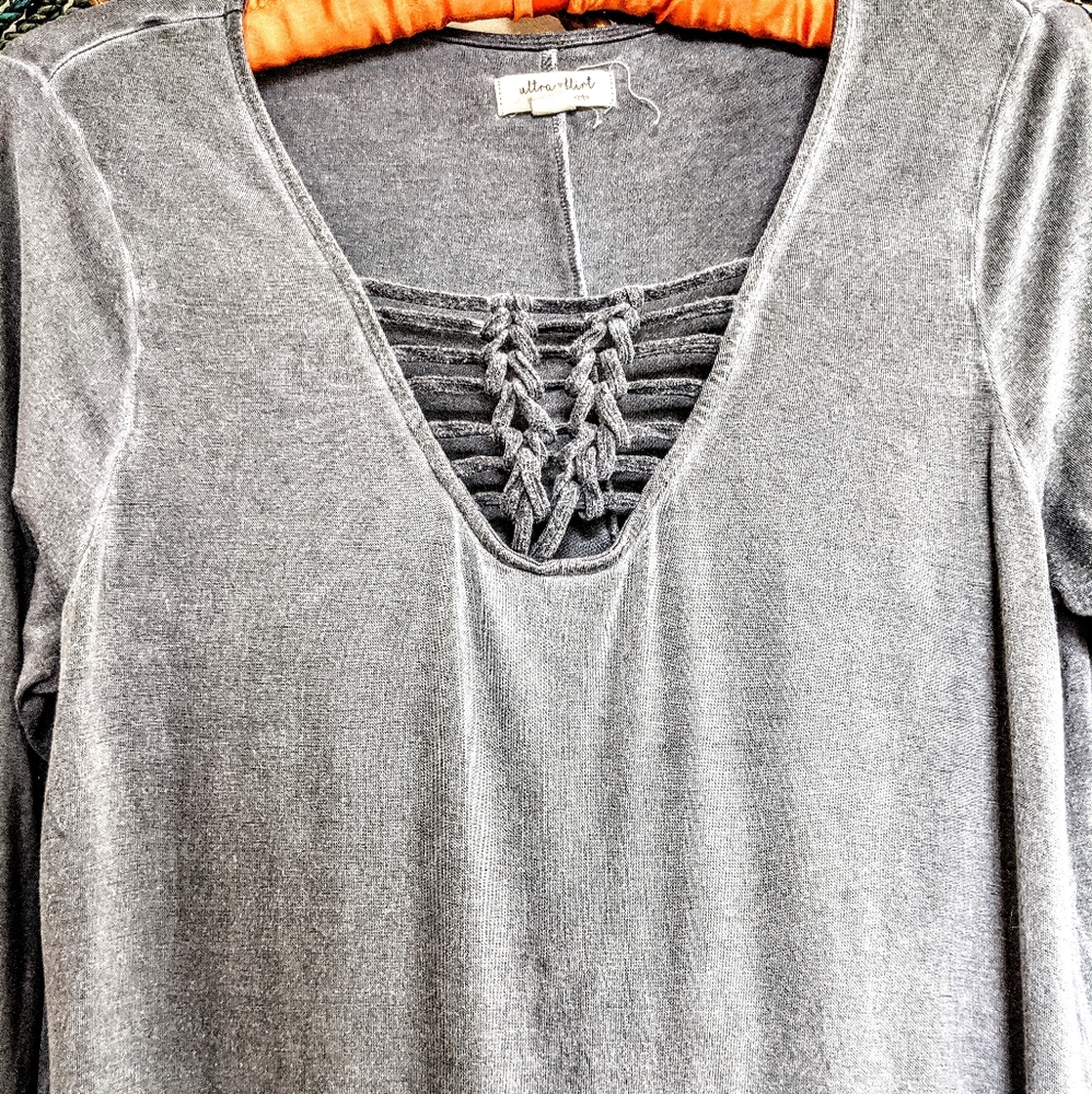 ❤️ 3/$25 Boho Edgy Weaved V Neck Top - Picture 2 of 8